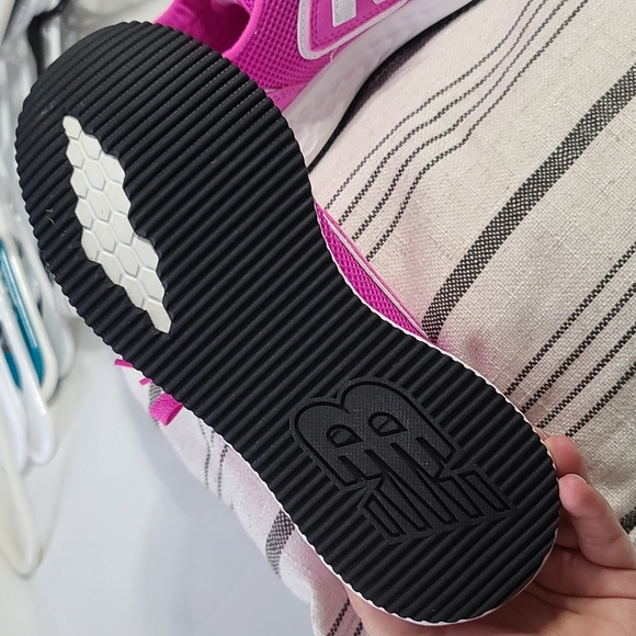 Pink new balance shoes - Picture 2 of 4